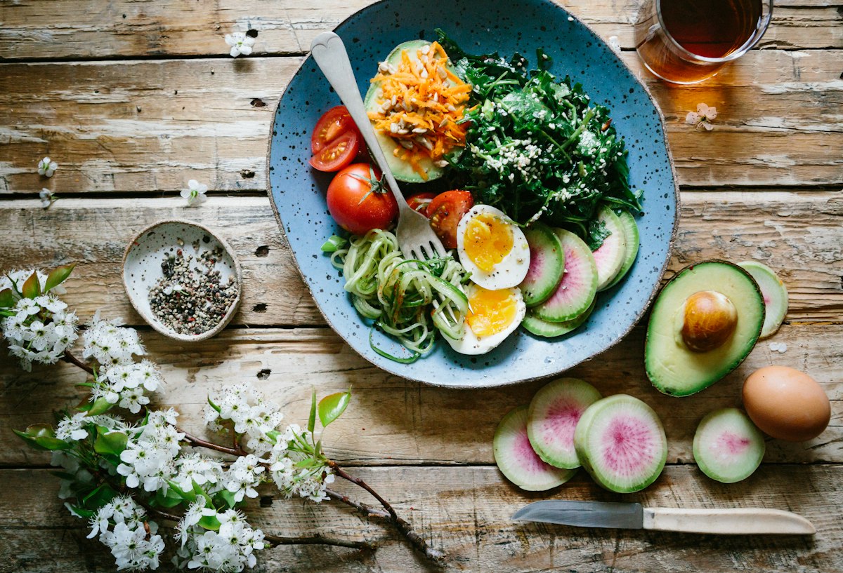 Assiette équilibrée et saine avec avocat et légumes frais